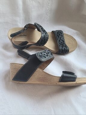 Clarks Bendables Navy Leather Wedge Heel Sandals, Size 7M